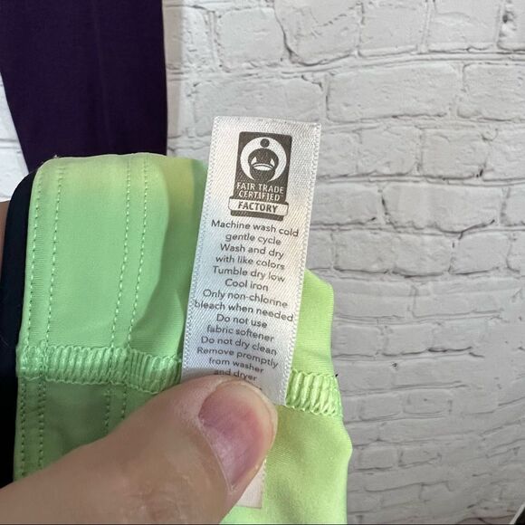 ATHLETA Womens Velocity Colorblock Stash Pocket Capri size small - Picture 12 of 12